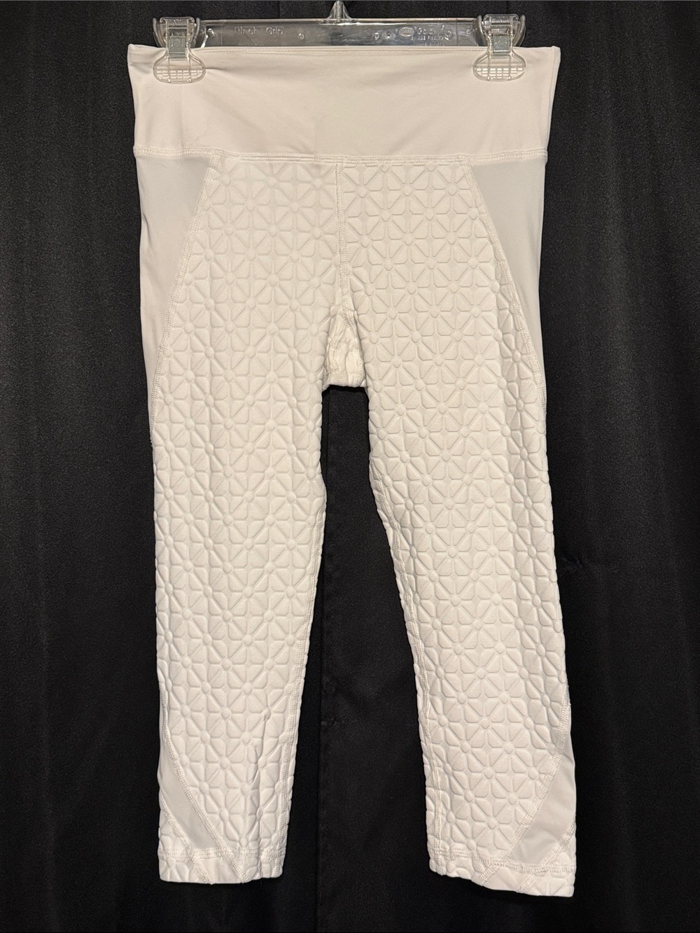 Trina Turk Recreation Textured Print White Capri Cropped Yoga Legging - Medium